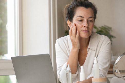 Anti-âge et lumière bleue : comment protéger sa peau des écrans