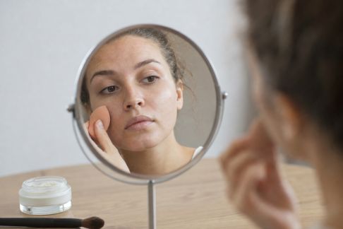 Peaux déshydratées : les bons gestes make-up pour éviter l'effet plâtre