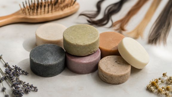 Comment bien choisir son shampoing solide bio selon son type de cheveux