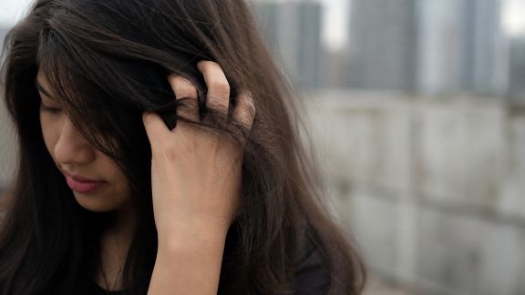 Cheveux et pollution : comprendre les effets et s’en protéger