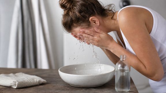 Routine visage minimaliste : efficacité et simplicité au quotidien